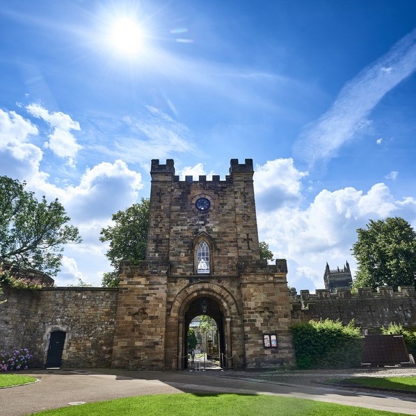 /media/durham-university/colleges/university-college-castle/college-life-and-common-rooms/Castle-Freshers-02.jpg